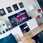 E1 Luxury Oldtown - 2x Parking, Foodstore, Pcscreen, Netflix, Unlimited Music, Crib, Babychair, Fastwifi, Aircon アパート *