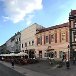 E1 Luxury Oldtown - 2x Parking, Foodstore, Pcscreen, Netflix, Unlimited Music, Crib, Babychair, Fastwifi, Aircon アパート *