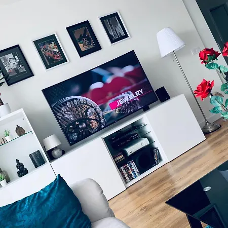 E1 Luxury Oldtown - 2x Parking, Foodstore, Pcscreen, Netflix, Unlimited Music, Crib, Babychair, Fastwifi, Aircon Apartmán *