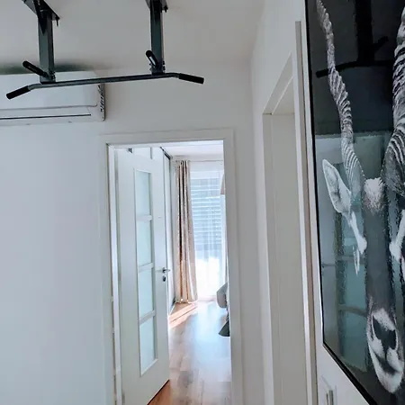 E1 Luxury Oldtown - 2x Parking, Foodstore, Pcscreen, Netflix, Unlimited Music, Crib, Babychair, Fastwifi, Aircon *