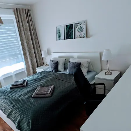 E1 Luxury Oldtown - 2x Parking, Foodstore, Pcscreen, Netflix, Unlimited Music, Crib, Babychair, Fastwifi, Aircon Apartmán *