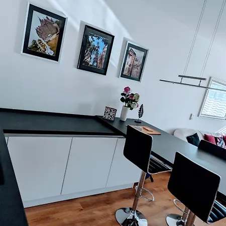 E1 Luxury Oldtown - 2x Parking, Foodstore, Pcscreen, Netflix, Unlimited Music, Crib, Babychair, Fastwifi, Aircon Košice