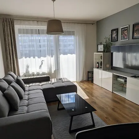 Lägenhet E1 Luxury Oldtown - 2x Parking, Foodstore, Pcscreen, Netflix, Unlimited Music, Crib, Babychair, Fastwifi, Aircon