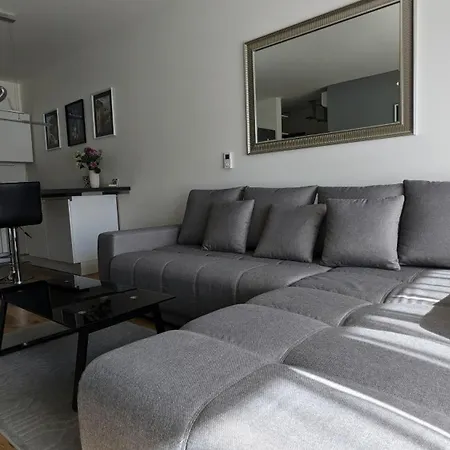 Apartmán E1 Luxury Oldtown - 2x Parking, Foodstore, Pcscreen, Netflix, Unlimited Music, Crib, Babychair, Fastwifi, Aircon Košice