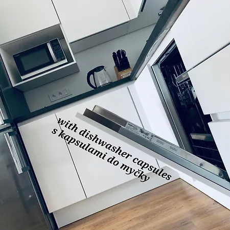 E1 Luxury Oldtown - 2x Parking, Foodstore, Pcscreen, Netflix, Unlimited Music, Crib, Babychair, Fastwifi, Aircon