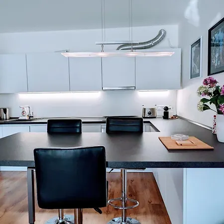 Appartement E1 Luxury Oldtown - 2x Parking, Foodstore, Pcscreen, Netflix, Unlimited Music, Crib, Babychair, Fastwifi, Aircon