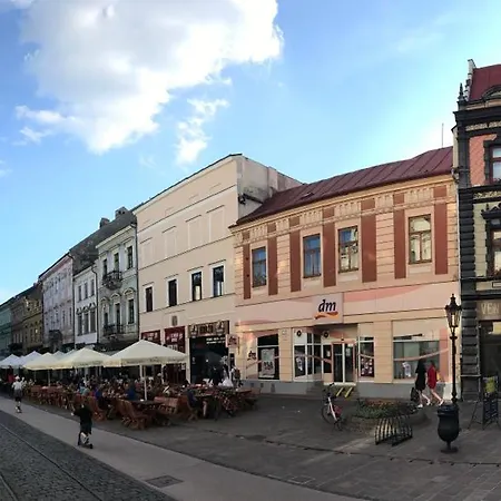 E1 Luxury Oldtown - 2x Parking, Foodstore, Pcscreen, Netflix, Unlimited Music, Crib, Babychair, Fastwifi, Aircon Apartmán *