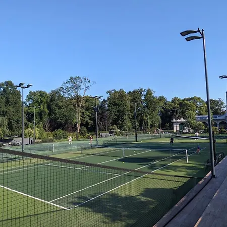 E1 Luxury Oldtown - 2x Parking, Foodstore, Pcscreen, Netflix, Unlimited Music, Crib, Babychair, Fastwifi, Aircon * Košice